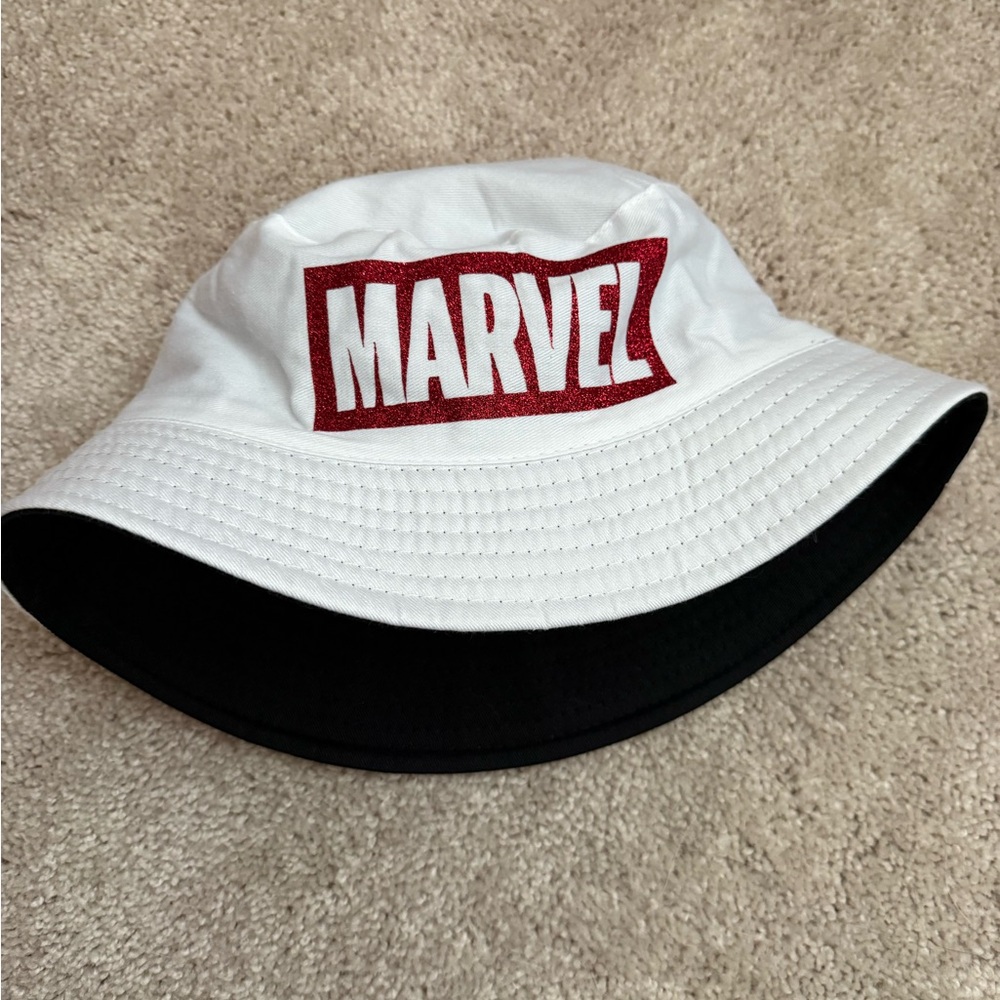 Marvel reversalable White and Black Bucket Hat